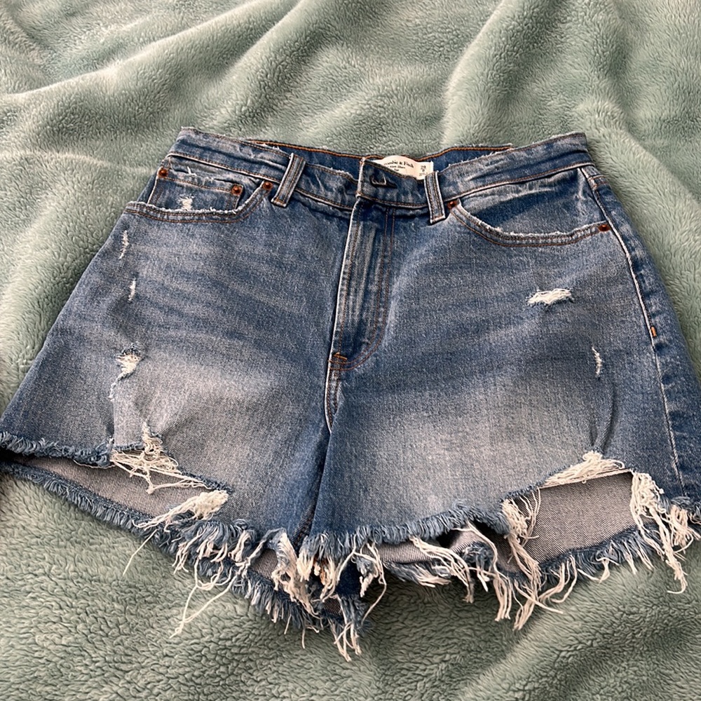 Abercrombie and fitch high rise mom short. Size 29